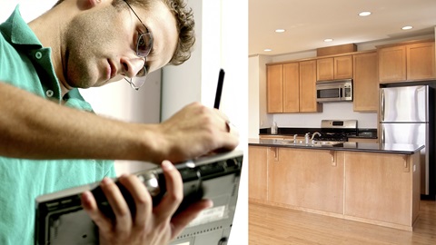 Man in keuken met en papier maakt plaatsbeschrijving op